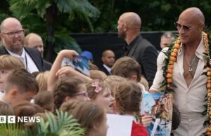 Surpresa na viagem escolar quando os alunos conhecem The Rock