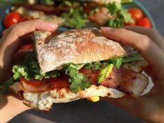 Conservantes alimentares comuns podem aumentar a pressão arterial e riscos cardíacos, sugere estudo
