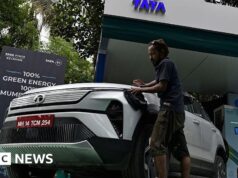 Combustível caro leva mais indianos a comprar carros elétricos, mas os desafios permanecem