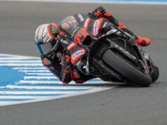 Líder do campeonato de MotoGP foi suspenso por uma corrida depois de dar um tapa no rosto de um trabalhador da pista após acidente