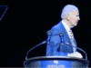 ASSISTA: Biden parece confuso sobre onde sair do palco após comentários de gala democratas