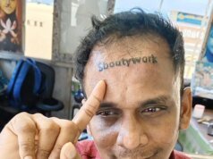 Crypto atinge um novo nível com recompensa de tatuagem na testa de Memecoin com erros ortográficos