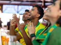 Os clientes recebem gorjetas automáticas de 20% enquanto os restaurantes combatem a confusão de gorjetas