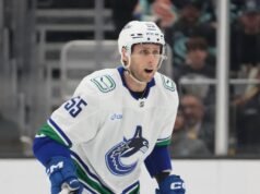 Canucks assina contrato de um ano com Guillaume Brisebois