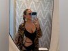 Brittany Aldean impressiona em um maiô recortado ao comemorar seu aniversário durante uma escapadela tropical