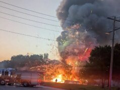 Equipes de resgate apagaram incêndio explosivo em barraca de fogos de artifício em Oklahoma