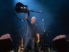 A recusa do músico Kenny Chesney em falar abertamente sobre política gera discussão em ‘The View’