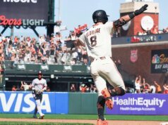 O goleiro do Giants, de 77 anos, provoca uma das maiores reviravoltas da MLB de todos os tempos com um incrível jogo de mergulho