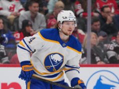 Blackhawks trocam a escolha nº 4 no Draft da NHL para Sabres por Byram, Greenway