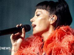 Lily Allen defende turnê depois que alguns fãs criticam a duração do present