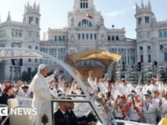 Enormes multidões aglomeram-se nas ruas de Madrid para a missa ao ar livre do Papa