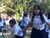 Crianças em idade escolar fogem do telhado que desabou enquanto o chão treme no terremoto nas Filipinas