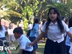Crianças em idade escolar fogem do telhado que desabou enquanto o chão treme no terremoto nas Filipinas