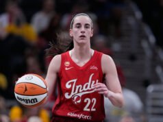 Caitlin Clark do Fever sai do jogo contra Mercury devido a uma lesão nas costas