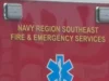 Homem sofre ferimentos em ambos os braços após ataque de tubarão na marina da Base Naval, na Flórida