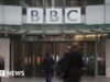 BBC anuncia 550 cortes de empregos como primeira parte do plano de economia de £ 500 milhões
