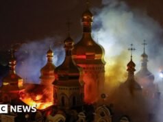 Ataques russos matam nove e incendeiam catedral histórica de Kyiv