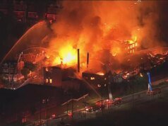 Tripulações lutando contra um grande incêndio em Allentown