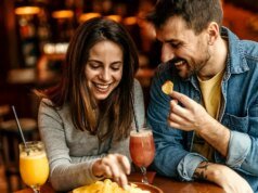 Beber álcool pode influenciar o desejo por certos alimentos de forma surpreendente, sugere estudo