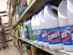 Esta falsa ‘cura’ do câncer faz as pessoas ficarem nuas em um grande saco plástico e depois gaseá-las com alvejante industrial