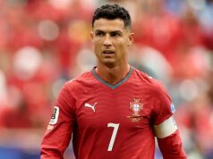 Cristiano Ronaldo encerra a pergunta do repórter Lionel Messi em um momento estranho após vitória por dois gols