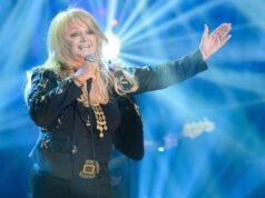 Bonnie Tyler acorda do coma enquanto a equipe emite uma atualização de saúde