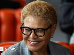 A prefeita de Los Angeles, Karen Bass, avança para o segundo turno na corrida para governar a maior cidade da Califórnia