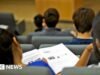 A queda da moeda e a repressão aos vistos forçam os estudantes indianos a repensar os estudos no exterior