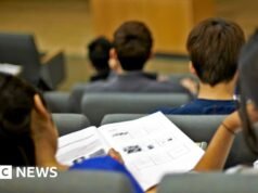 A queda da moeda e a repressão aos vistos forçam os estudantes indianos a repensar os estudos no exterior