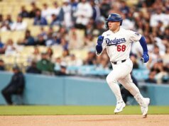 O apanhador dos Dodgers, Dalton Dashing, executa um slide tão ilegal que deixaria os anos 1980 orgulhosos