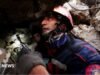 Cães, drones e detectores de som: como as equipes de resgate procuram sobreviventes do terremoto