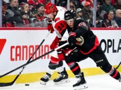 Deslauriers, do Hurricanes, assina contrato de dois anos na parada do campeonato