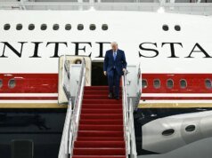 Novo Air Power One decola enquanto Trump revela aeronave presidencial renovada