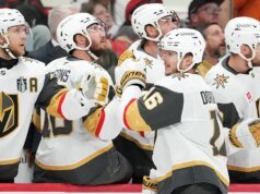 Carolina Hurricanes se defende do último ataque dos Golden Knights e chega a uma vitória da Copa Stanley