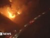 Ver: Incêndios florestais na Califórnia ocorrem perto de veículos que passam
