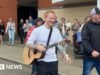 Centenas de pessoas assistem a present improvisado de Ed Sheeran à beira-mar