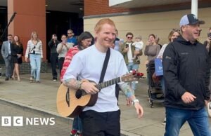 Centenas de pessoas assistem a present improvisado de Ed Sheeran à beira-mar