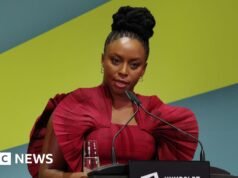 Autora nigeriana acusa hospital de atrasar revisão da morte de seu filho