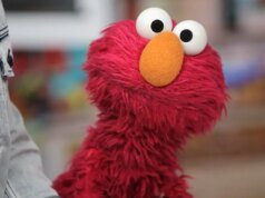 Elmo deixa claro que está torcendo pelo time dos EUA depois que torcedores do New York Knicks colocaram sua cabeça em uma lança