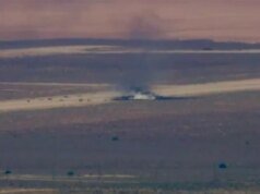 Bombardeiro B-52 da Força Aérea dos EUA cai emblem após a decolagem na Base Aérea de Edwards, na Califórnia