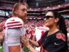 A esposa da NFL, Claire Kittle, continua sua ascensão meteórica no rating da cultura pop, dwelling run off a head & MEAT!
