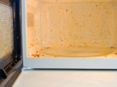 Este truque de limpeza de micro-ondas de 2 minutos fará com que seu aparelho pareça novo