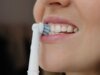Pare de cometer estes 4 erros comuns com sua escova de dentes elétrica