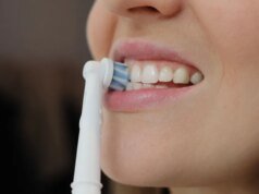 Pare de cometer estes 4 erros comuns com sua escova de dentes elétrica