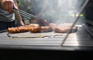 Você é culpado desses 7 erros de grelhar? Os cooks dizem que a maioria das pessoas é