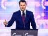 Professor de Rhode Island que chamou o assassinato de Charlie Kirk de ‘lixo’ homenageado no anuário do ensino médio