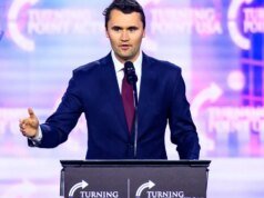 Professor de Rhode Island que chamou o assassinato de Charlie Kirk de ‘lixo’ homenageado no anuário do ensino médio