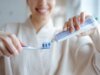 Os melhores cremes dentais clareadores que funcionam, segundo dentistas