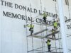 Juiz nega tentativa de última hora para manter nome de Trump no Kennedy Heart