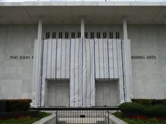 Kennedy Middle diz que ainda está avaliando se deve realizar uma "fechamento parcial"